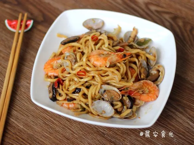 餐创~海鲜焖面+糍粑辣椒制作